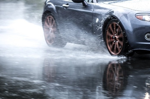 Aquaplaning – So Verhalten Sie Sich Richtig!